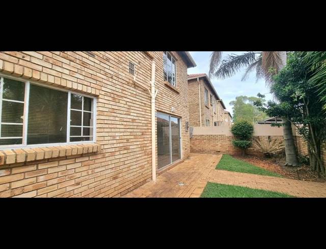 3 BEDROOM TOWNHOUSE FOR SALE IN HEUWELSIG ESTATE